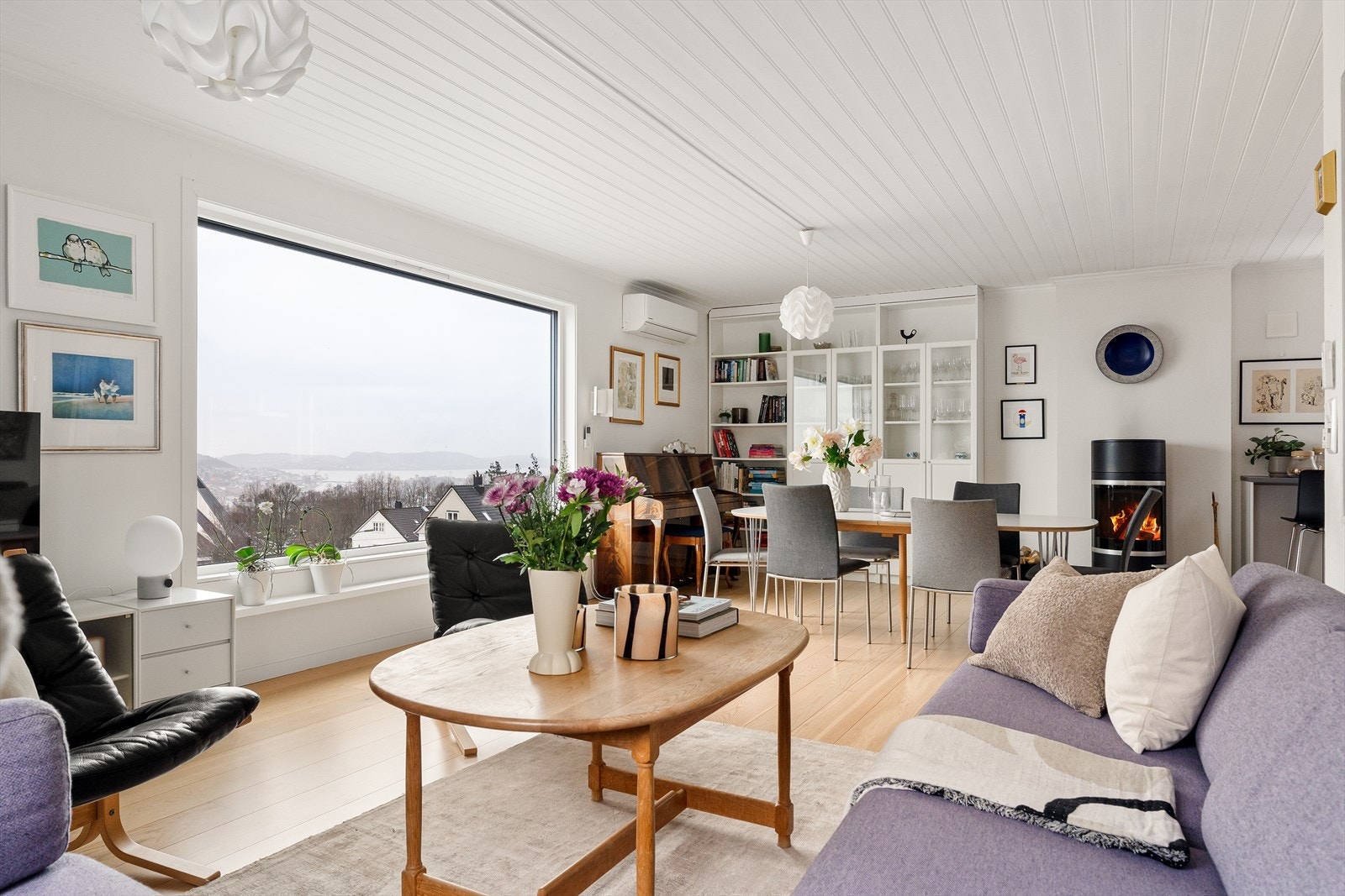 Kombinasjonen av gulvvarme, varmepumpe og vedovn sørger for jevn og god varmetilførsel. Galleribilde