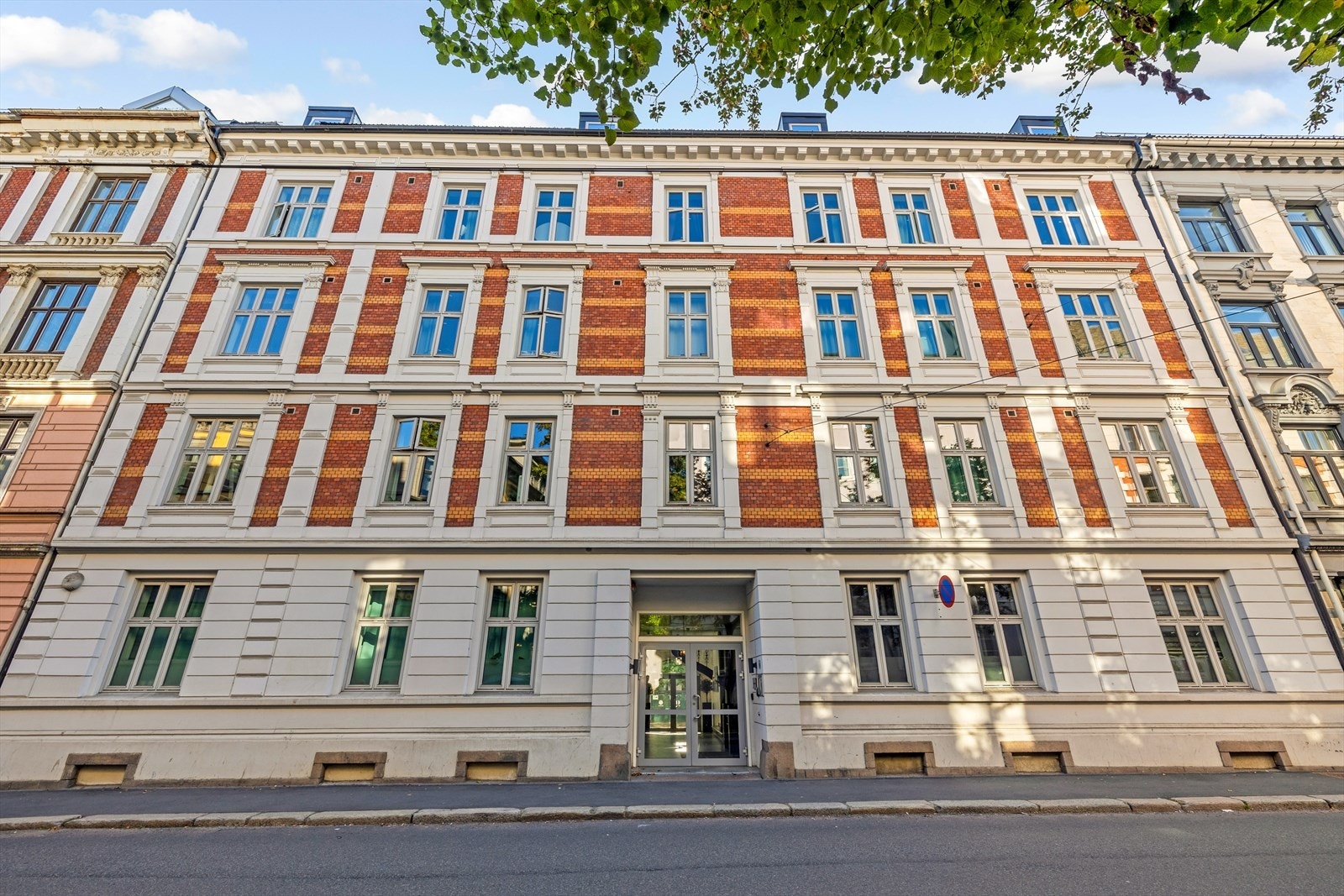 Lekker fasade med klassisk utsmykning. Galleribilde