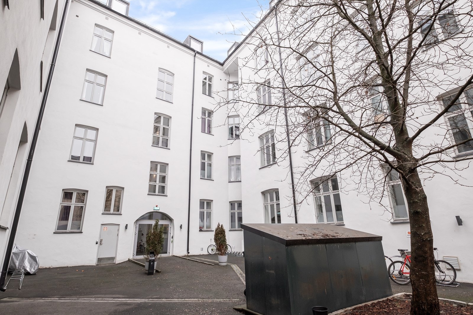 Bakgård. Galleribilde