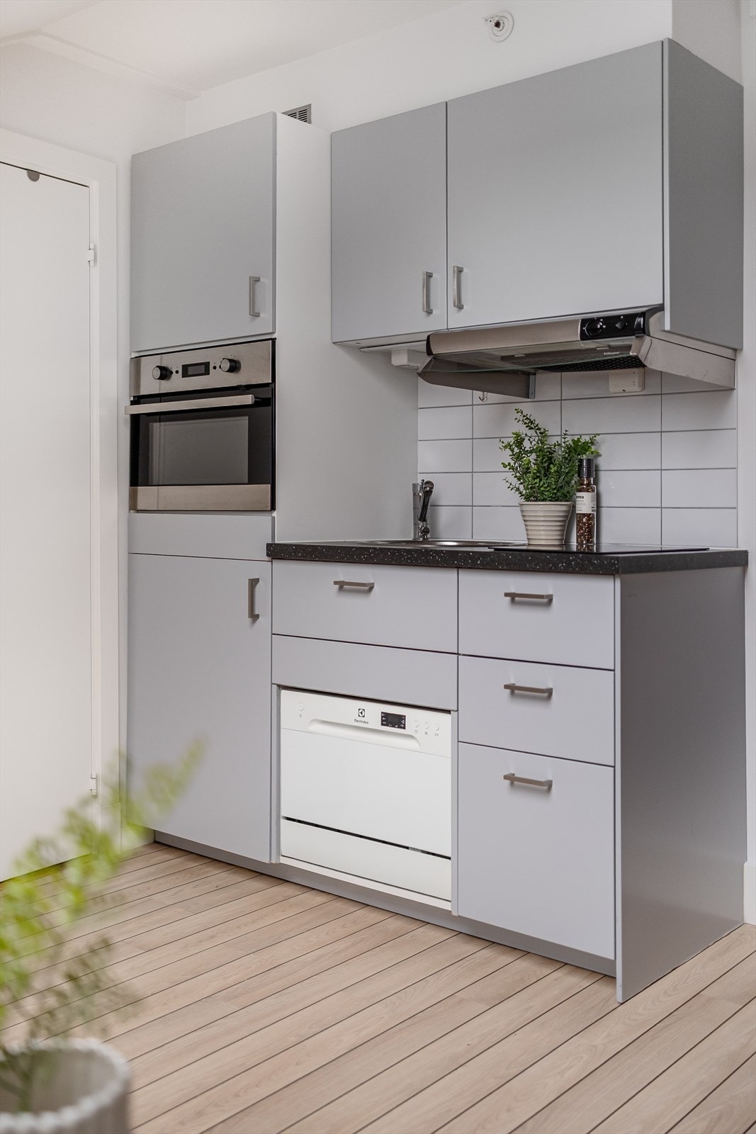 Tidsriktig glatt innredning fra IKEA, soft close, takoppforing, led lys, laminat benkeplate med nedfelt stålkum og keramisk topp, integrert komfyr (liten type), oppvaskmaskin (liten type), kjøleskap. Galleribilde