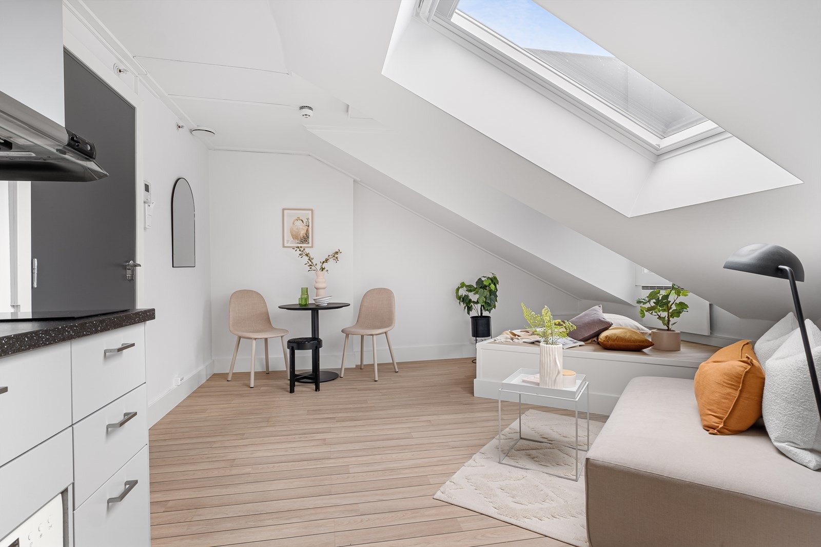 Leiligheten er et svært godt førstegangskjøp. Her har du en arealeffektiv leilighet med umiddelbar nærhet til blant annet Bogstadveien og Karl Johan. Galleribilde