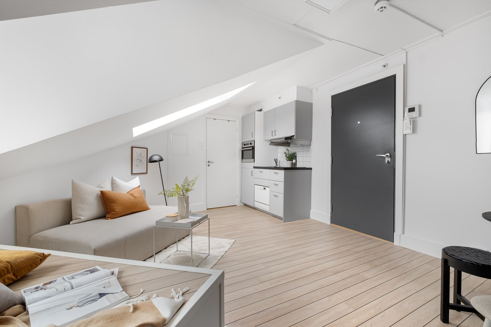 Leiligheten er malt i lyse og behagelige farger. Galleribilde