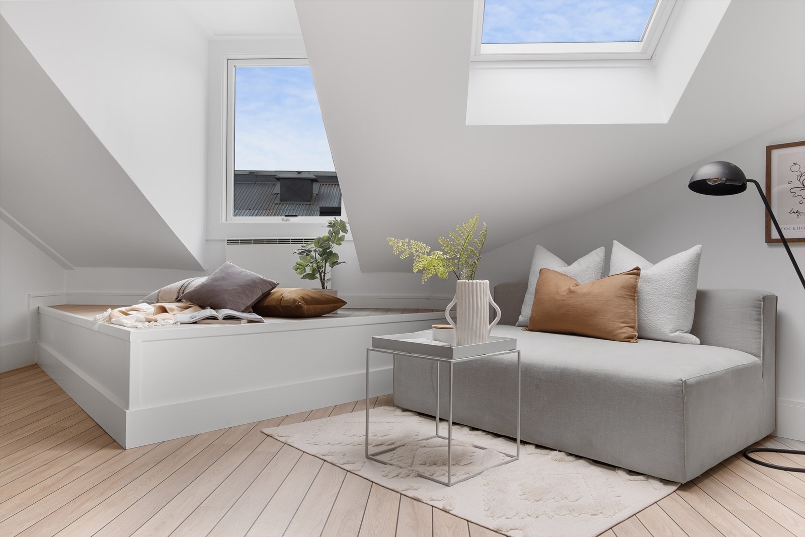 Store vindusflater som gir rikelig med luft og lys. Galleribilde