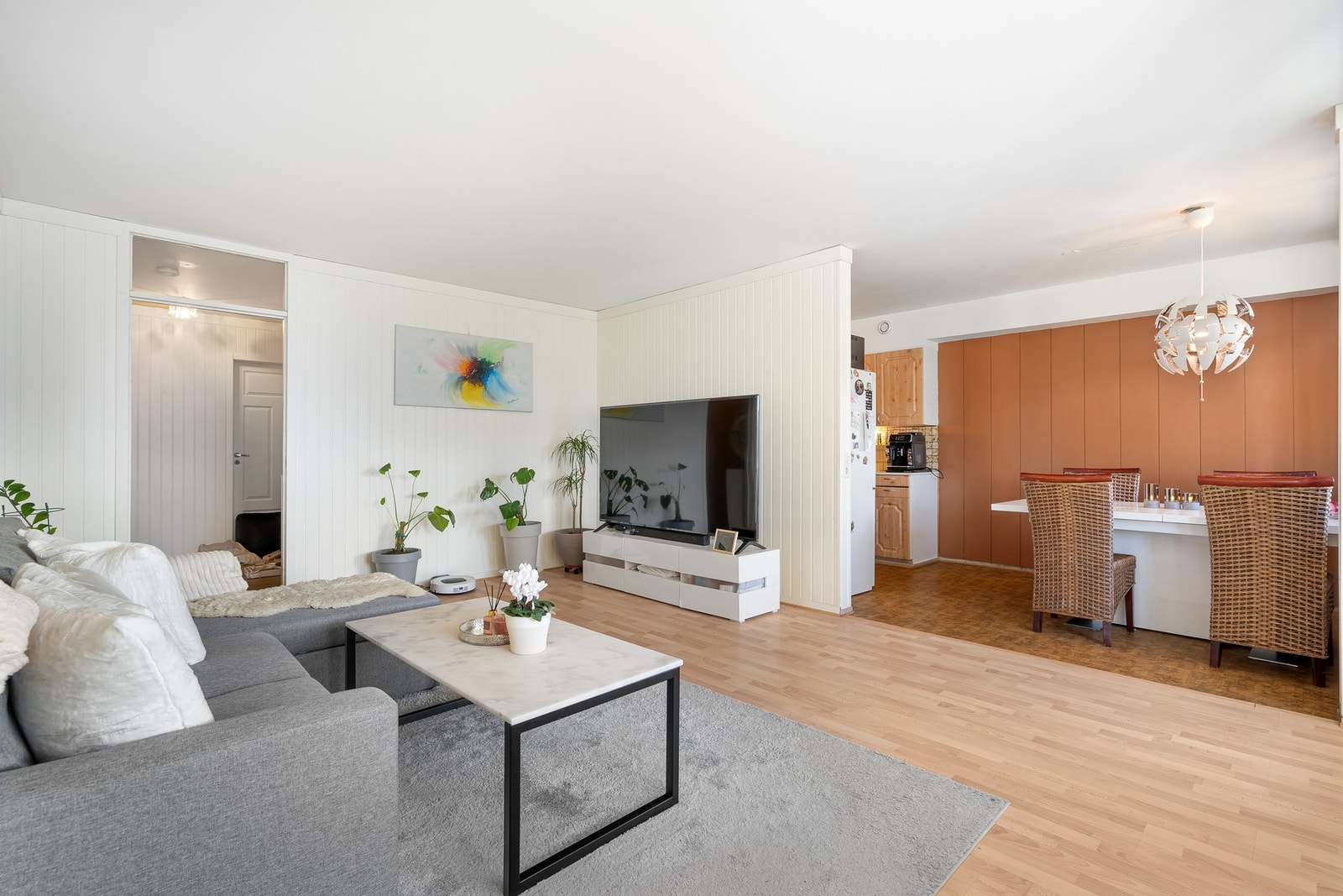 Delvis åpen stue/kjøkkenløsning på 34m². Galleribilde