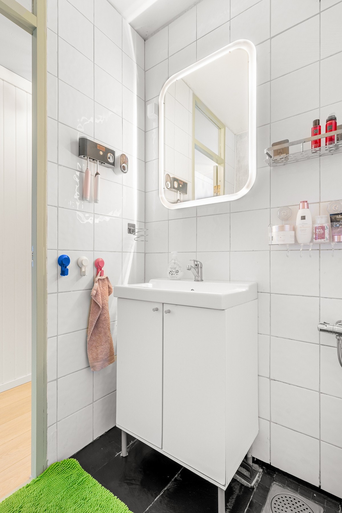 Belysning med integrert lys i speil. Galleribilde