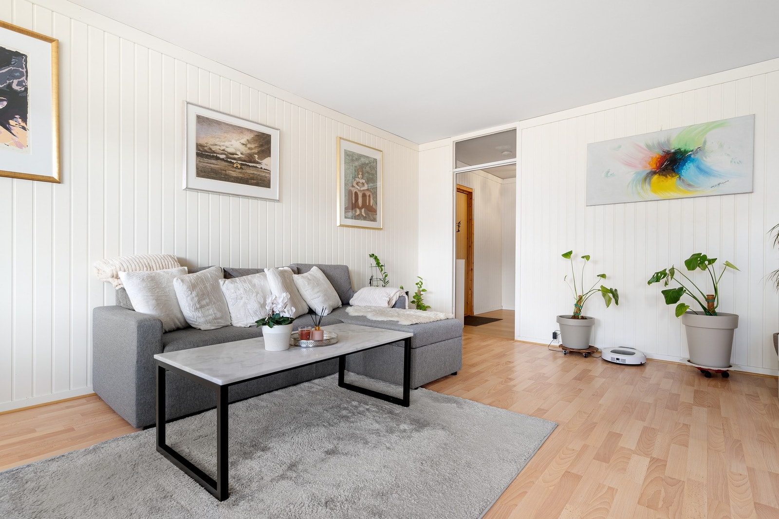 Store vindusflater som sørger for rikelig med naturlig lysinnslipp. Galleribilde