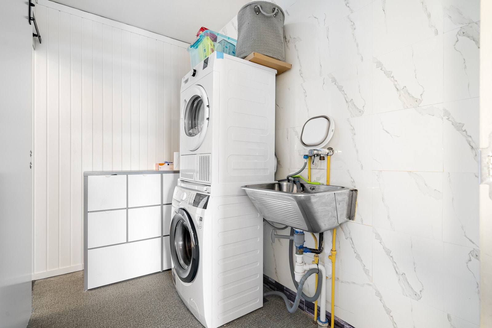 Separat vaskerom meed opplegg for vaskemaskin og utslagsvask. Galleribilde
