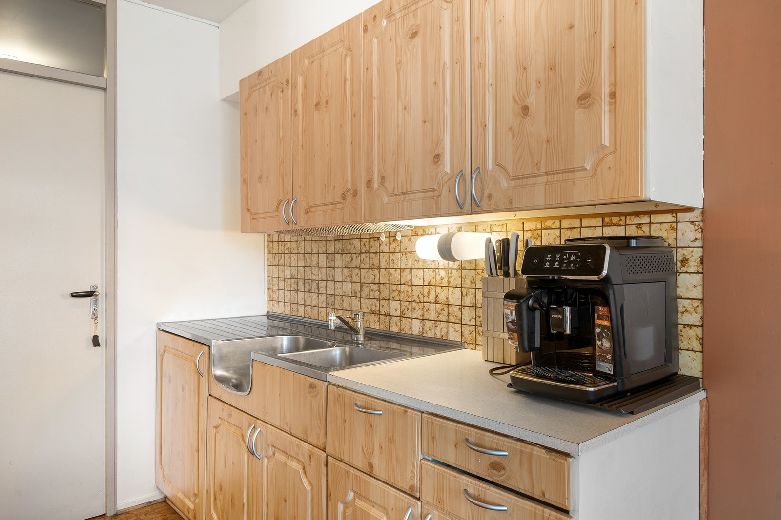 Rikelig med skap- og benkeplass på kjøkkenet. Galleribilde