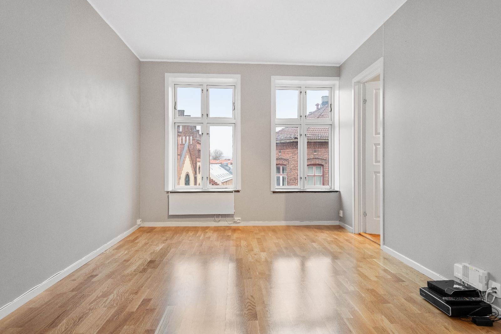 Velkommen til Tøyengata 35 A! Leiligheten har en lys stue med plass til møblement. Galleribilde