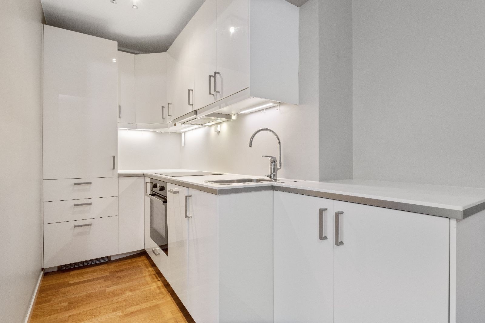 Kjøkkenet er utstyrt med oppvaskmaskin, komfyr, platetopp og kombiskap. Galleribilde