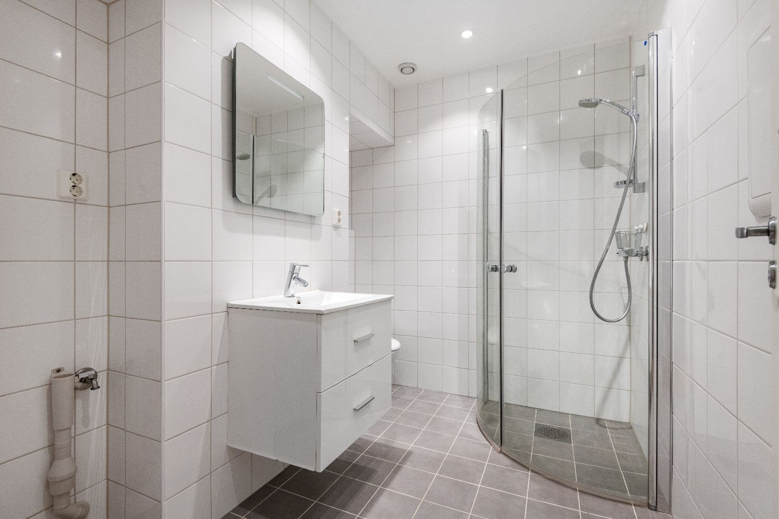 Pent flislagt bad med varmekabler og downlights i himling. Galleribilde