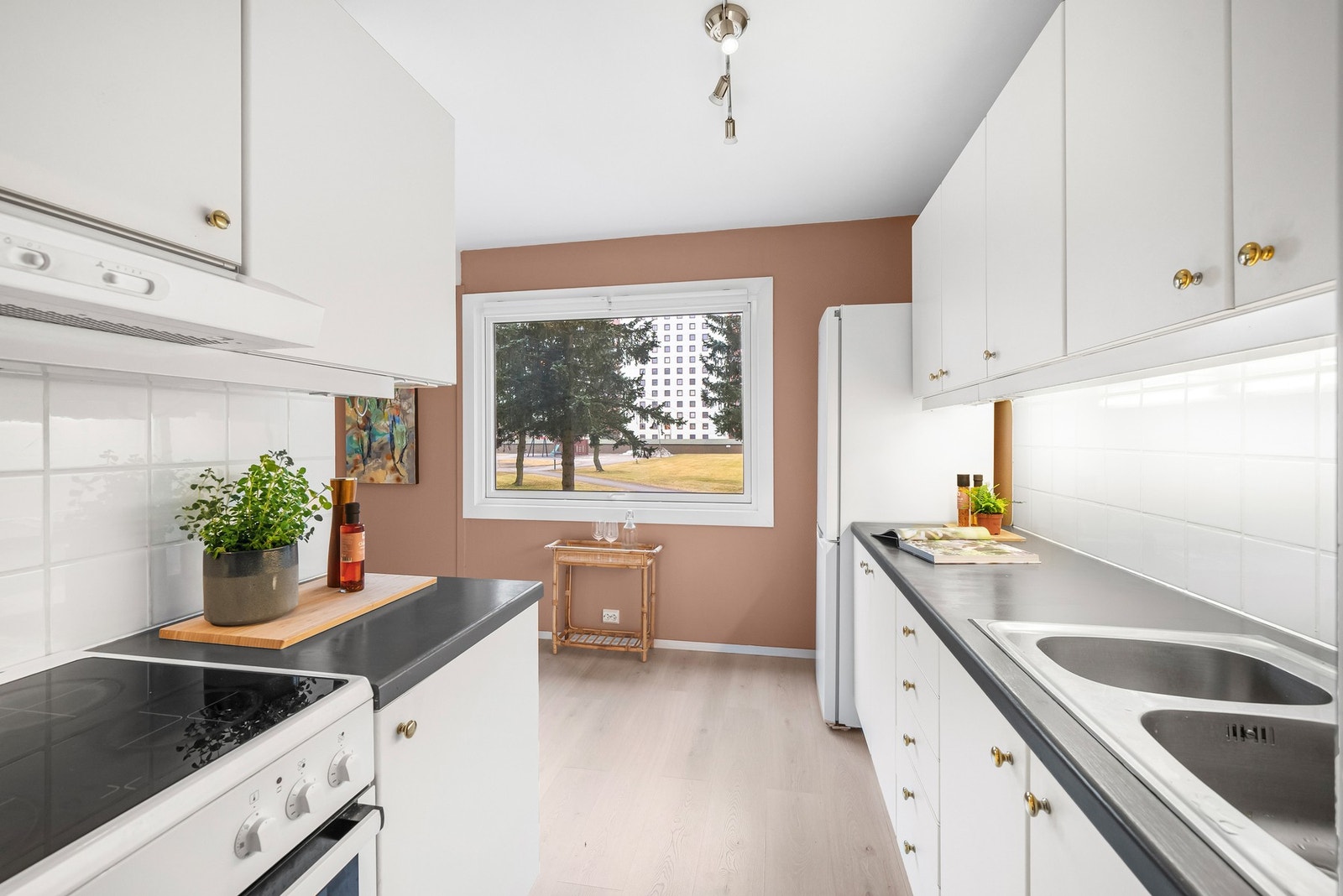 Plass til koselig frokostbord ved det store vinduet Galleribilde