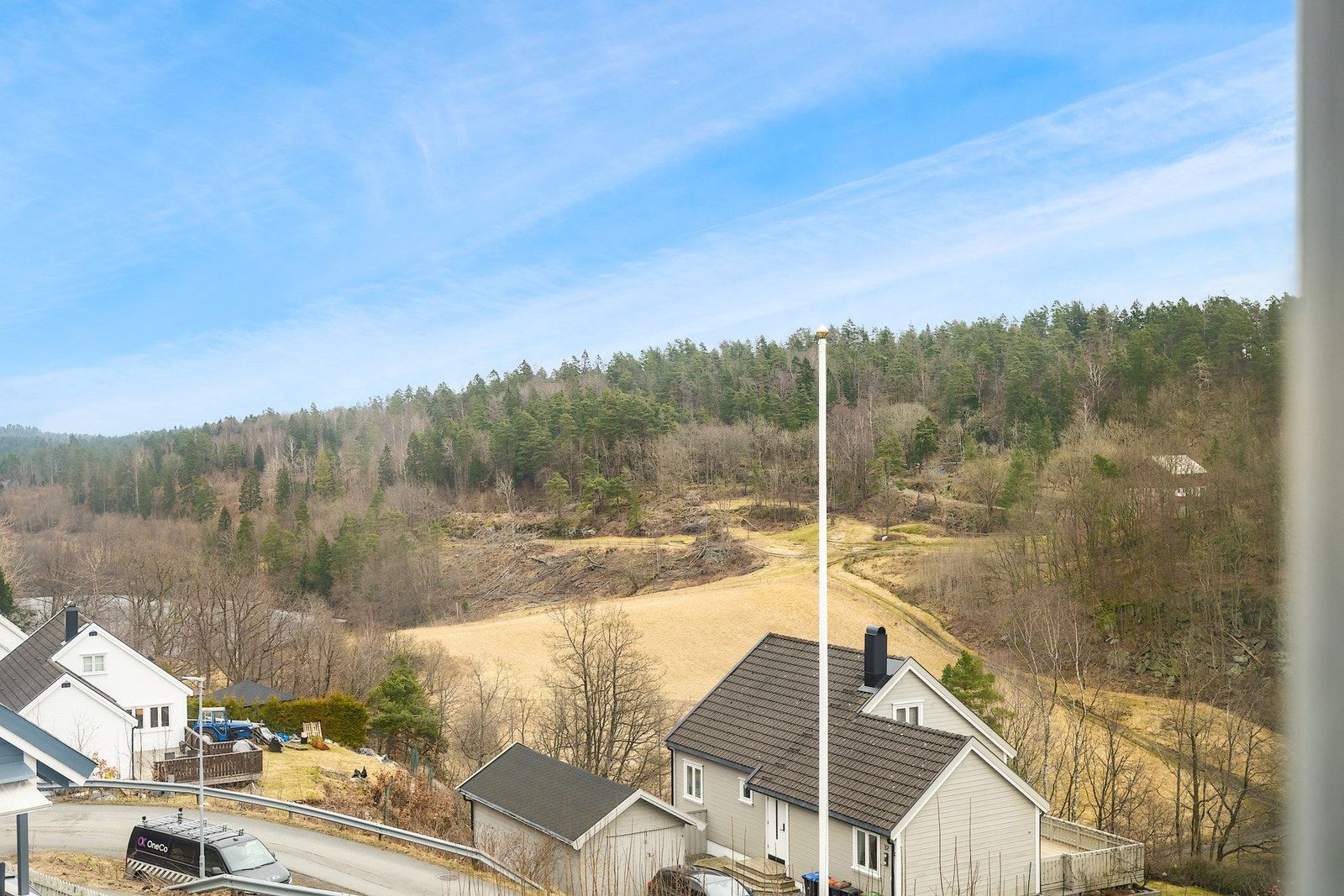 Landlig utsikt fra stue og terrasse Galleribilde