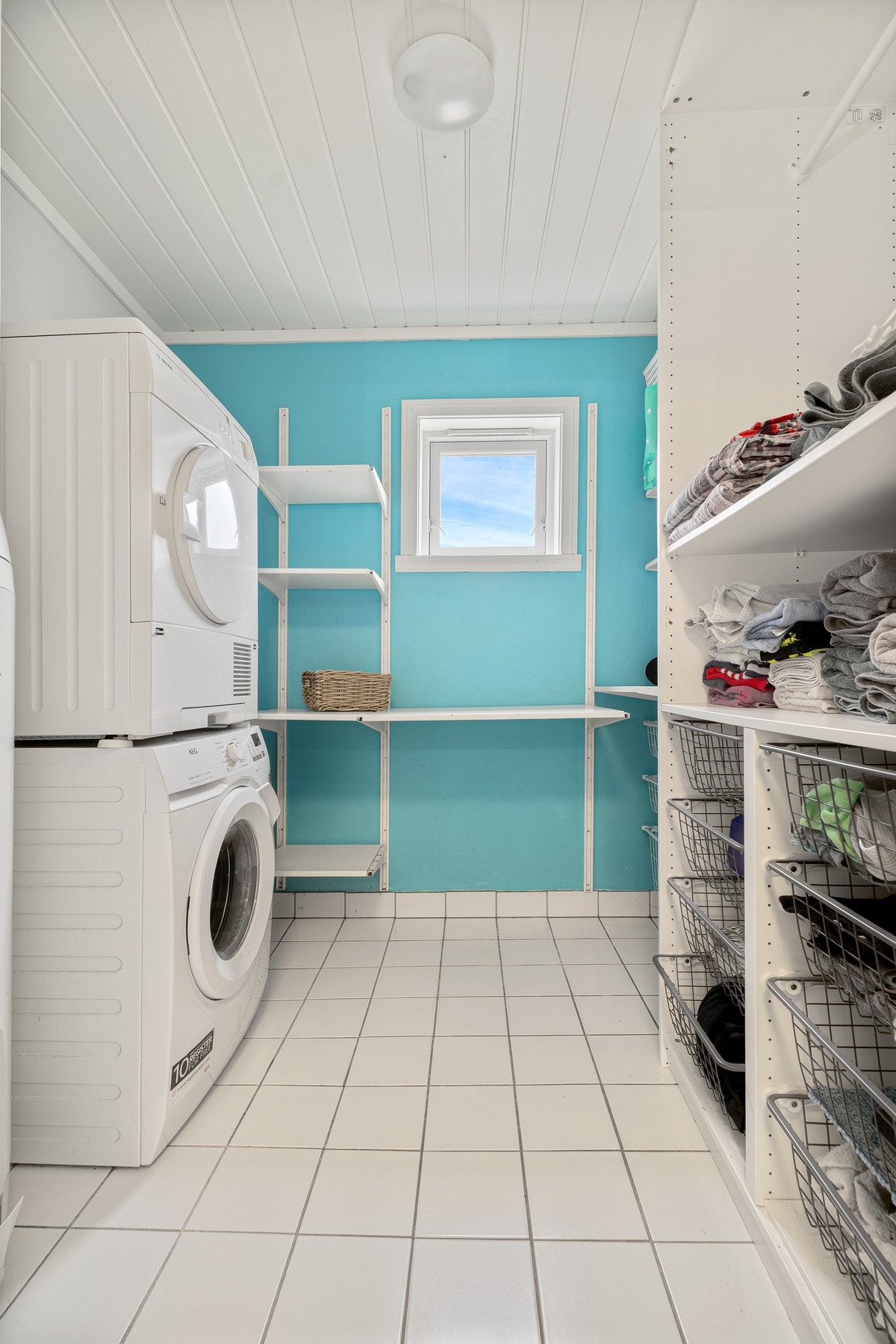 Svært praktisk vaskerom med skyvedør inn fra badet Galleribilde