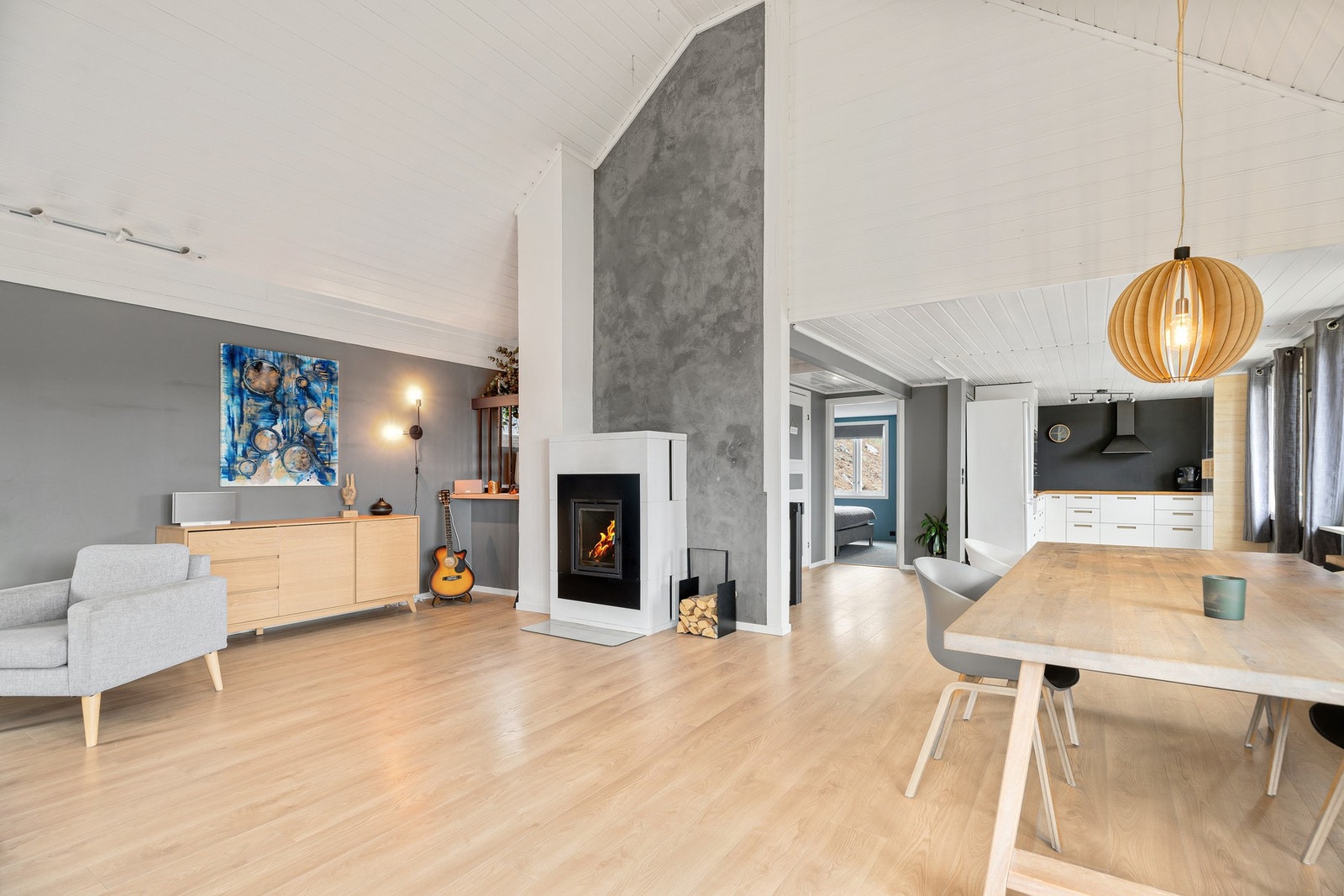 Det er skiftet gulv og malt opp i det meste av huset i selgers eiertid Galleribilde