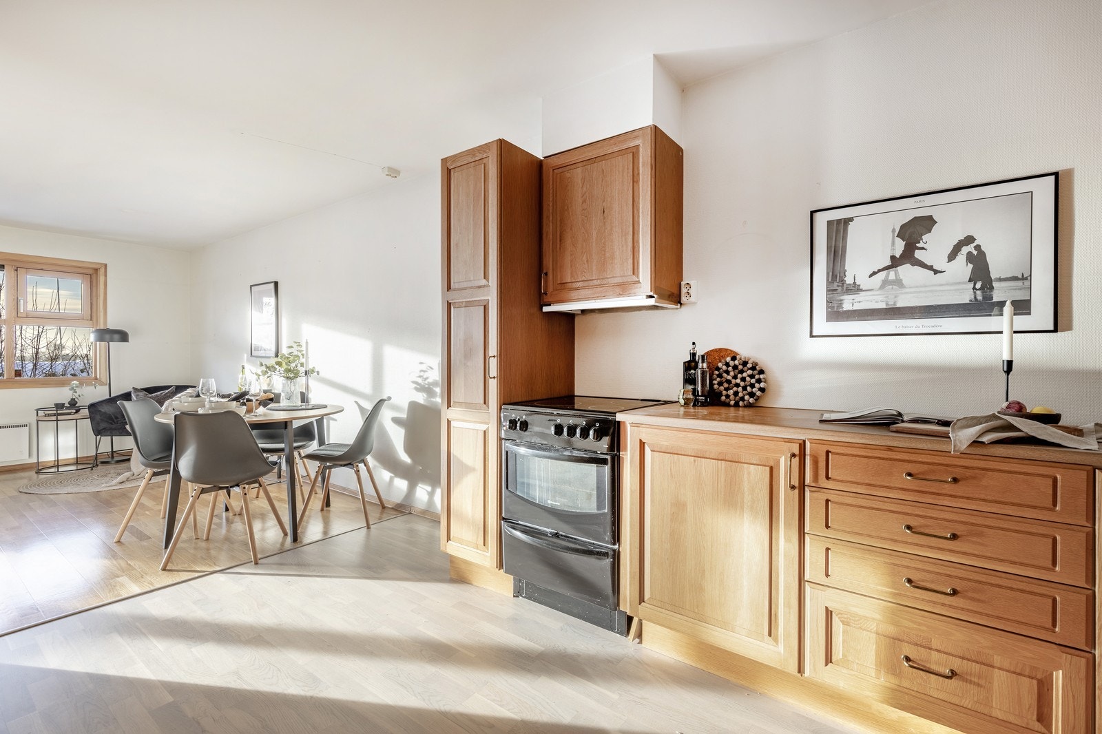 Fra kjøkken mot spiseplass Galleribilde