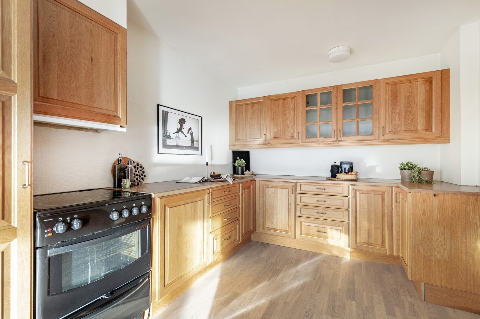 Eikekjøkken med mye benkeplass Galleribilde