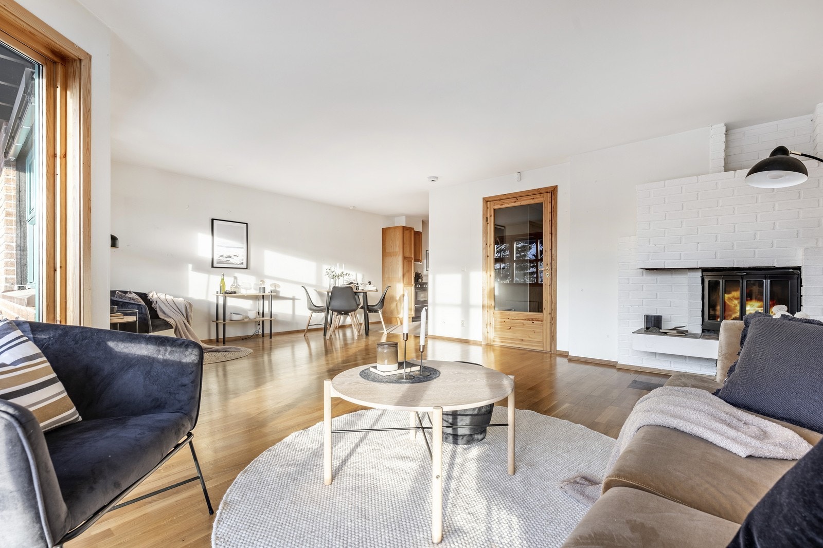 Hyggelig åpen stue med peis Galleribilde