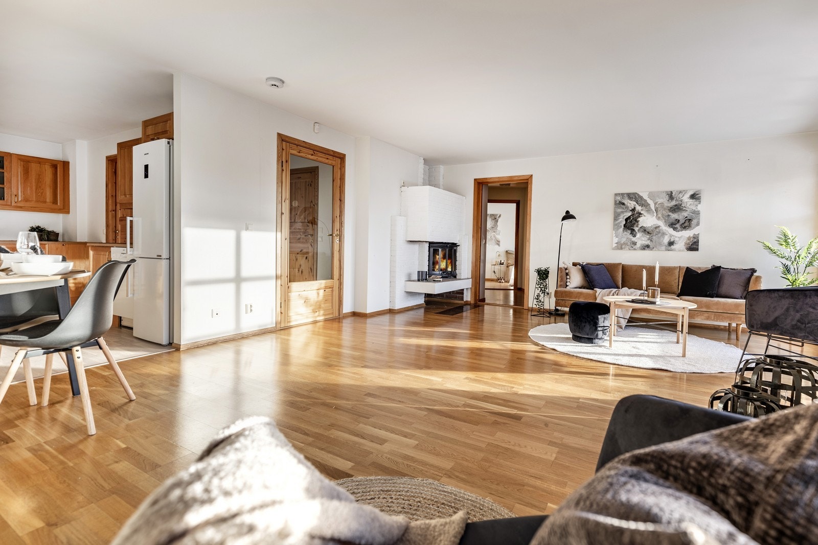 Fra spiseplass mot kjøkken og stue Galleribilde