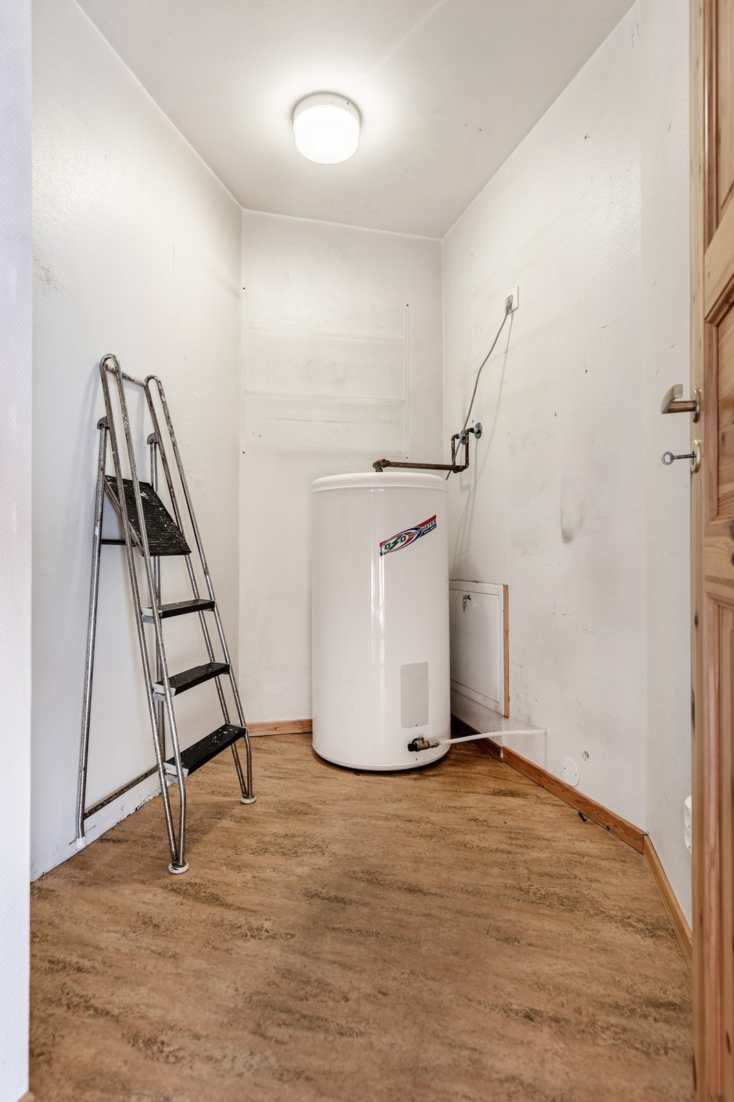 Bod med varmtvannstank Galleribilde