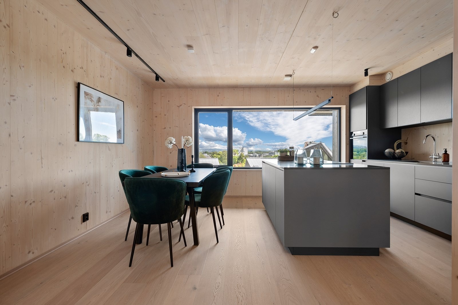 Kjøkken og spiseplass mot utsikt Galleribilde