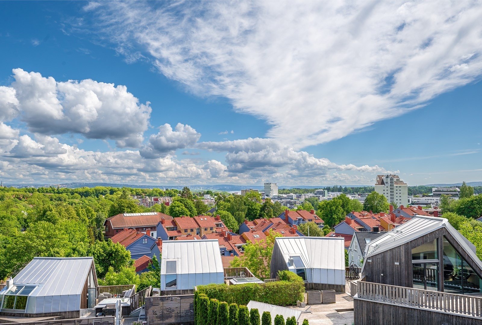 Flott utsikt over byen Galleribilde