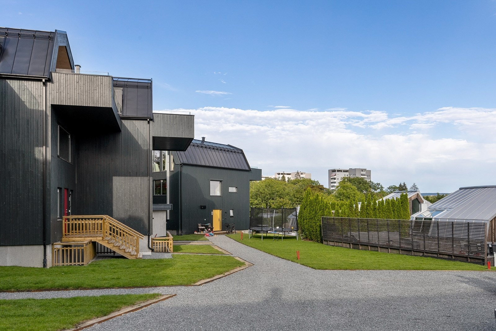 Gårdsplass med felles hagedel Galleribilde