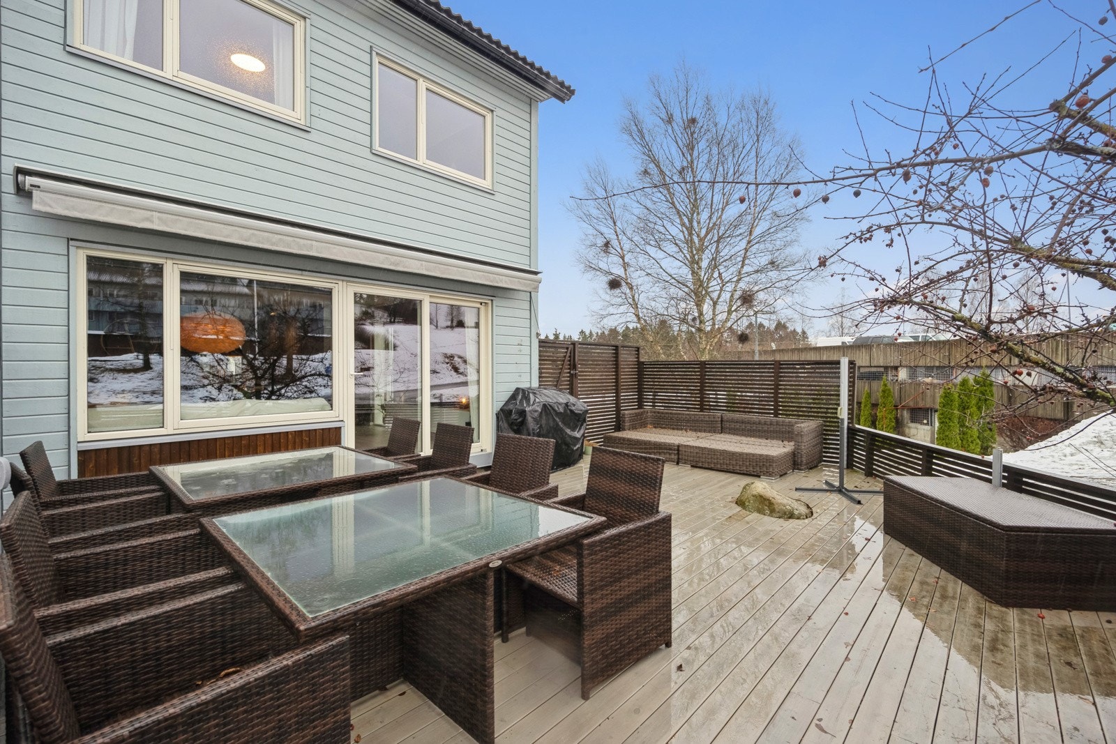 Stor, skjermet terrasse med plass til både loungeområde og spisegruppe. Galleribilde