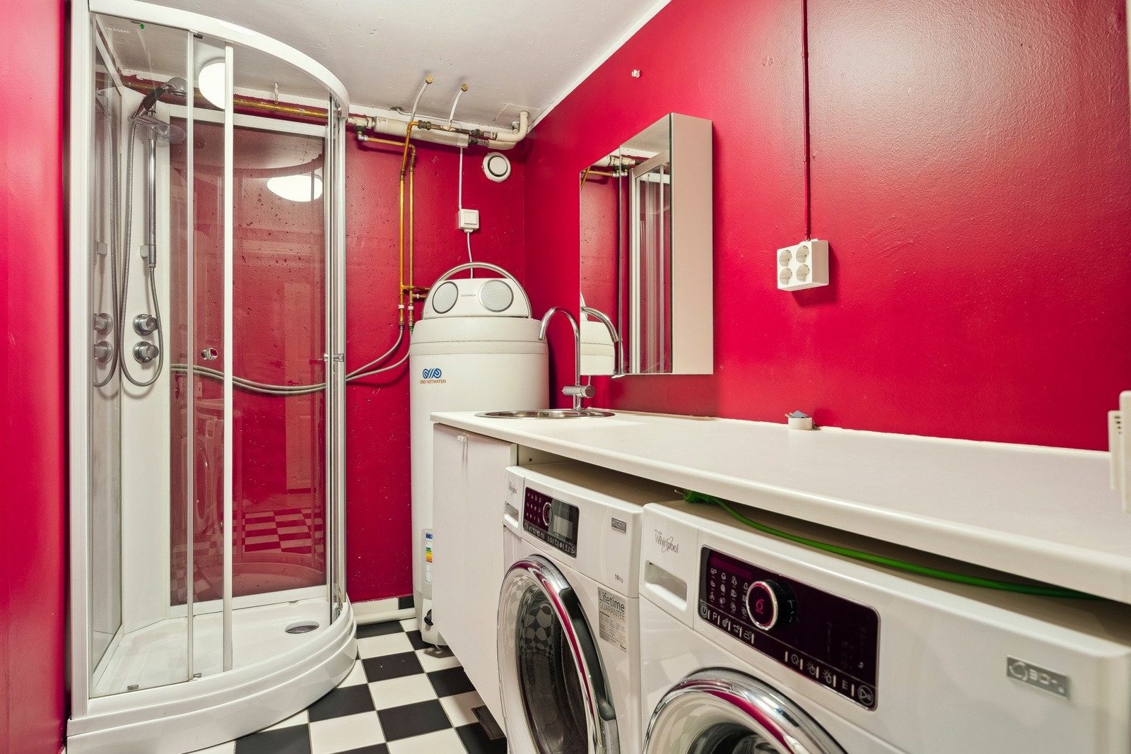 I underetasjen finner du et vaskerom med personlighet! Her blir klesvasken alt annet enn kjedelig med spreke vegger og sjakkmønstret gulv. Galleribilde