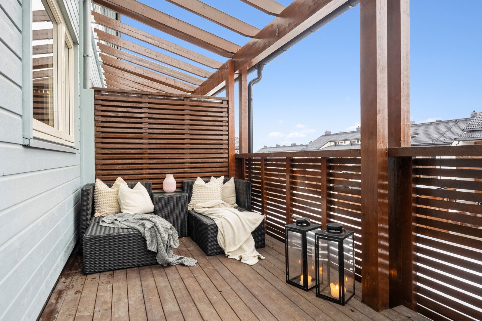 Fra kjøkkenet er det utgang til en koselig balkong med tak som gjør at den fint kan brukes hele året. Galleribilde