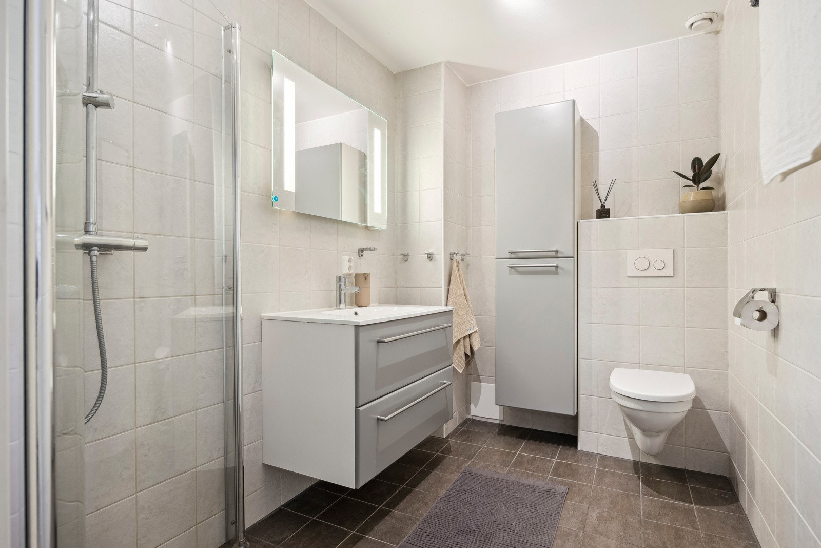 Flott flislagt bad som ble oppgradert i 2014. Galleribilde