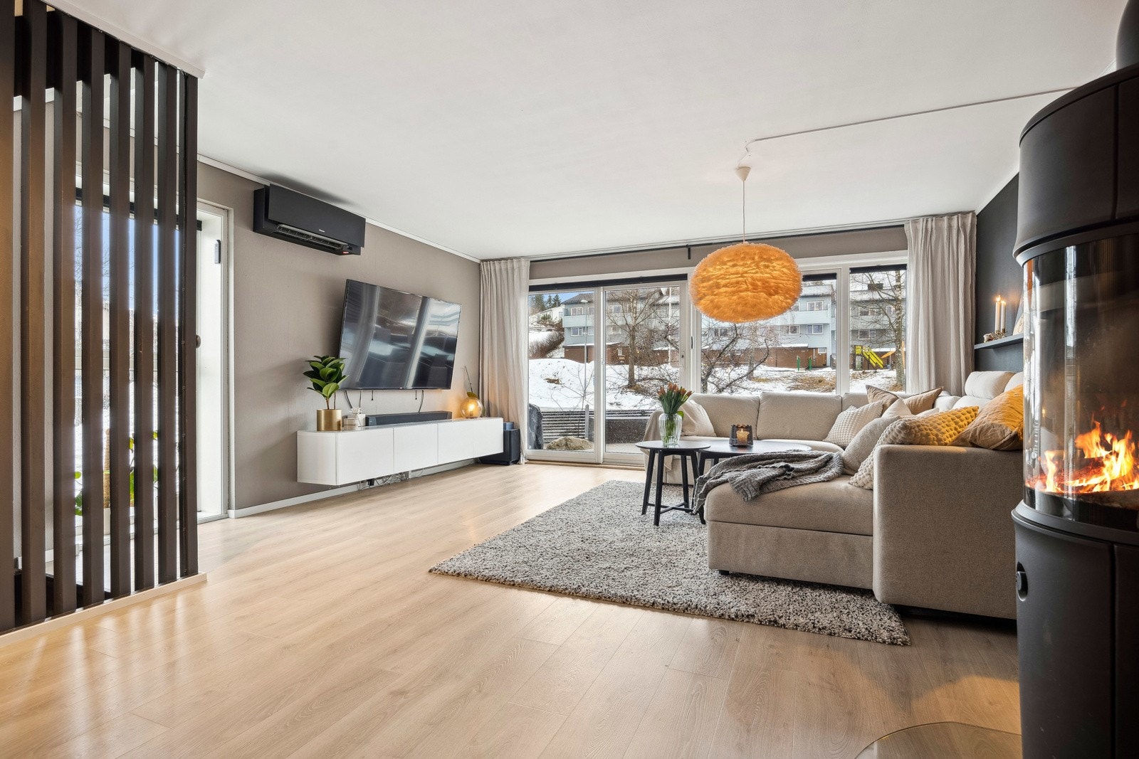 Med stor sofa, åpen løsning og god plass til både familie og venner, er dette en stue designet for hygge og samvær. Galleribilde