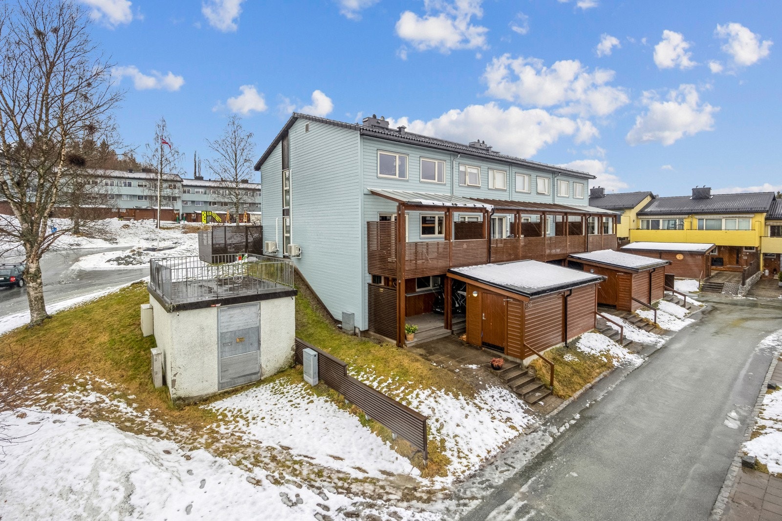 Familievennlig rekkehus med moderne fasade og solrik uteplass. Galleribilde