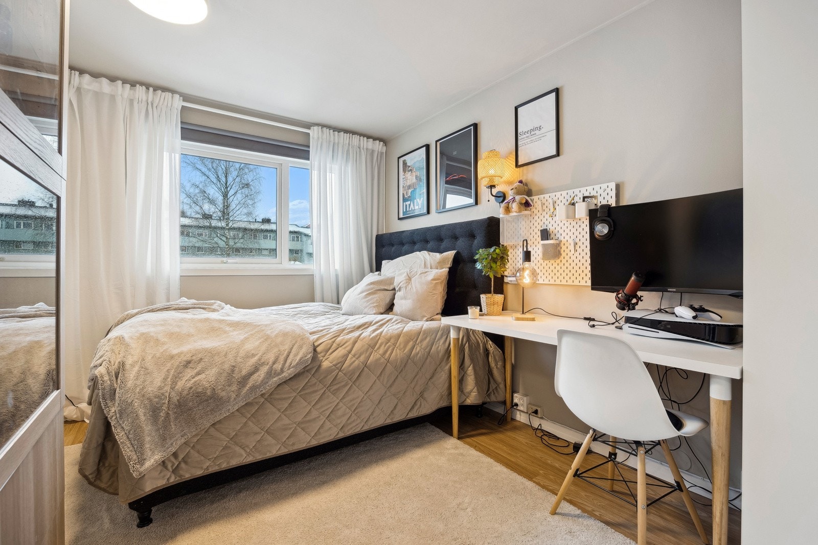 Silfullt og avslappende hovedsoverom - Et rom skapt for hvile, med nøytrale farger og store vinduer som slipper inn naturlig lys. Galleribilde