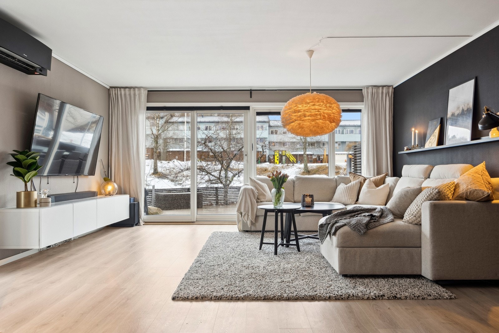 Store vindusflater gir rikelig med naturlig lys og en luftig følelse. Direkte utgang til terrasse gjør rommet perfekt for både avslapning og sosiale sammenkomster. Galleribilde