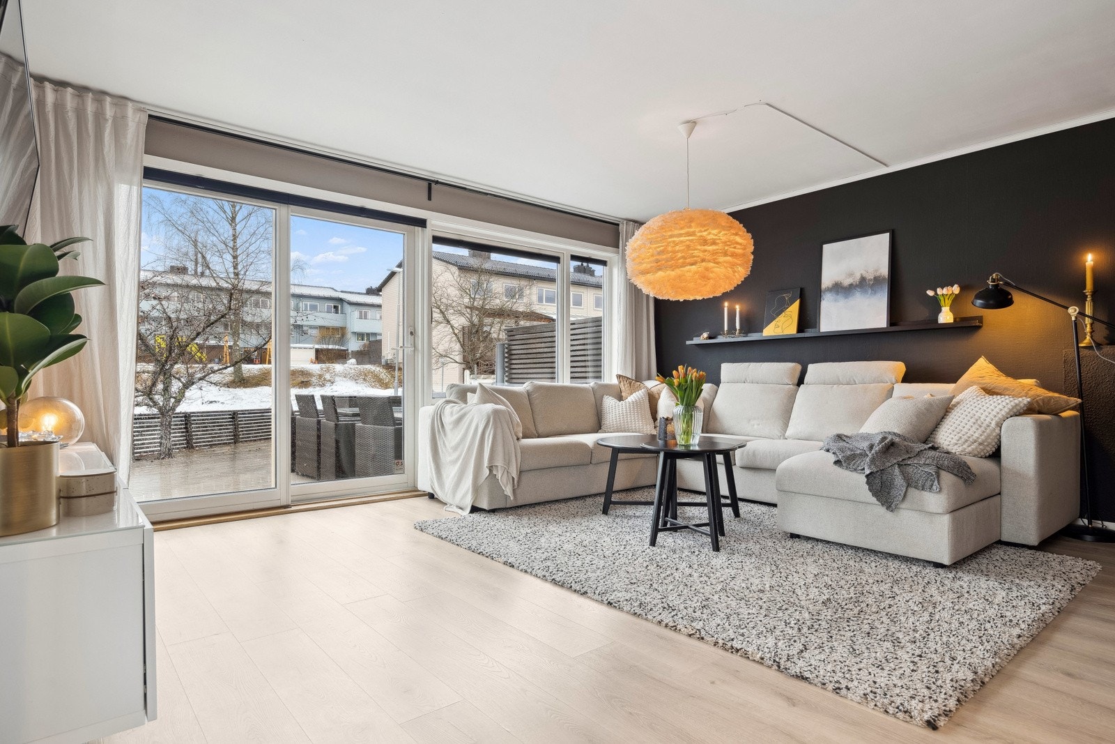 Nyt koselige kvelder foran den varme peisen i en elegant stue med store vindusflater og direkte utgang til terrasse. Galleribilde