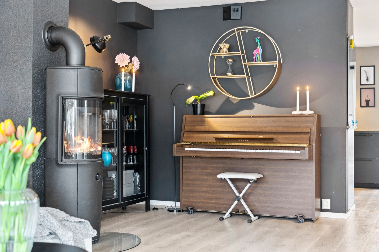 Planløsningen legger til rette for å kunne innrede stuen i ulike soner. Galleribilde