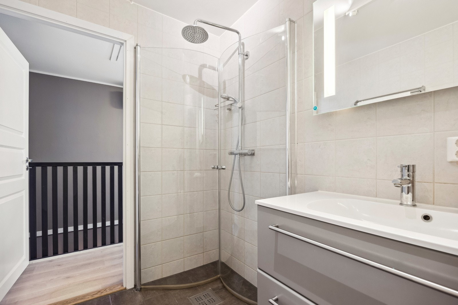 Badet er blant annet utsyrt med dushjørne, vegghengt servantinnredning. vegghengt toalett og gulvvarme. Galleribilde