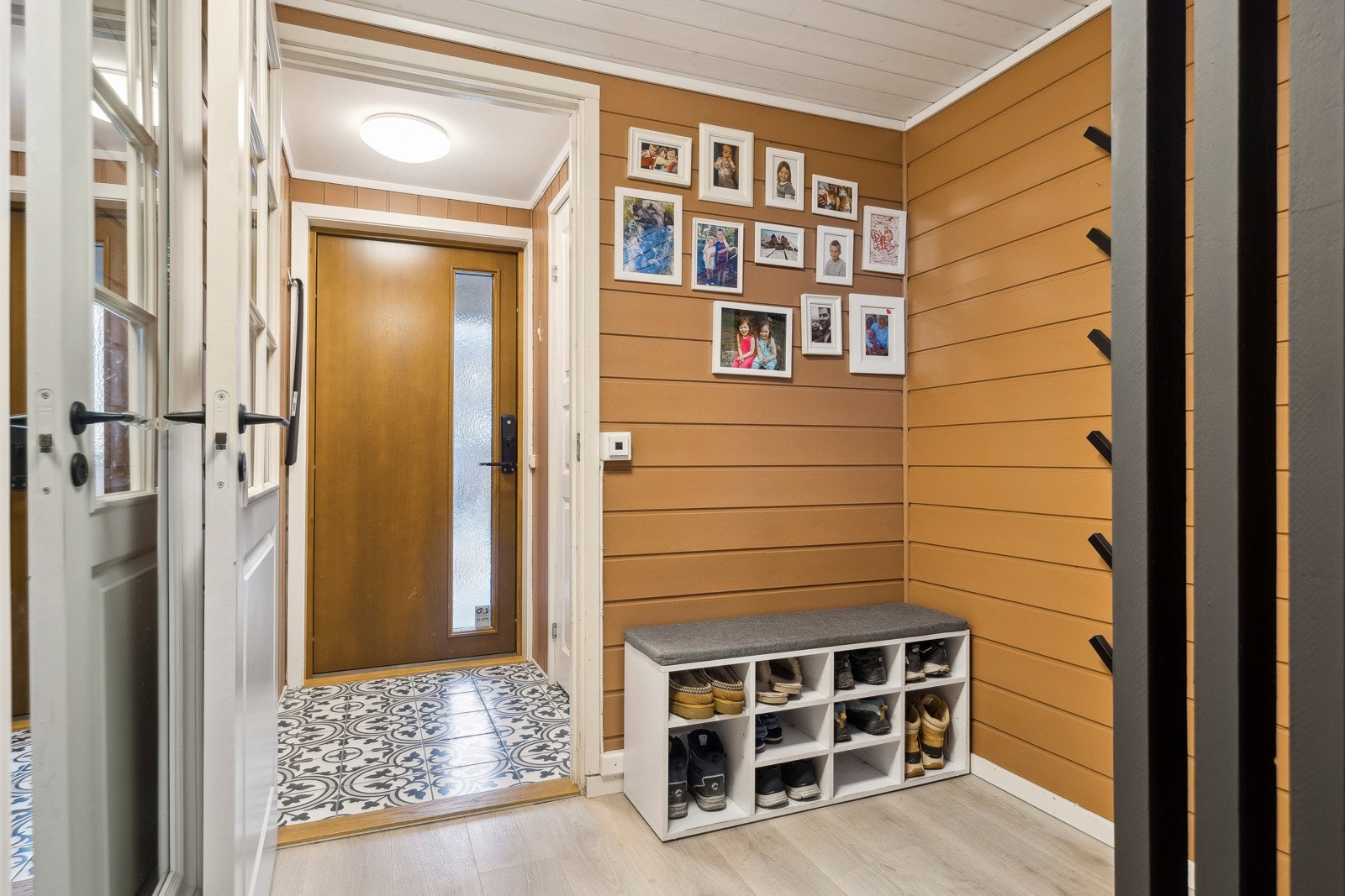 Adskilt entrè fra gangen er praktisk i en travel hverdag. Galleribilde