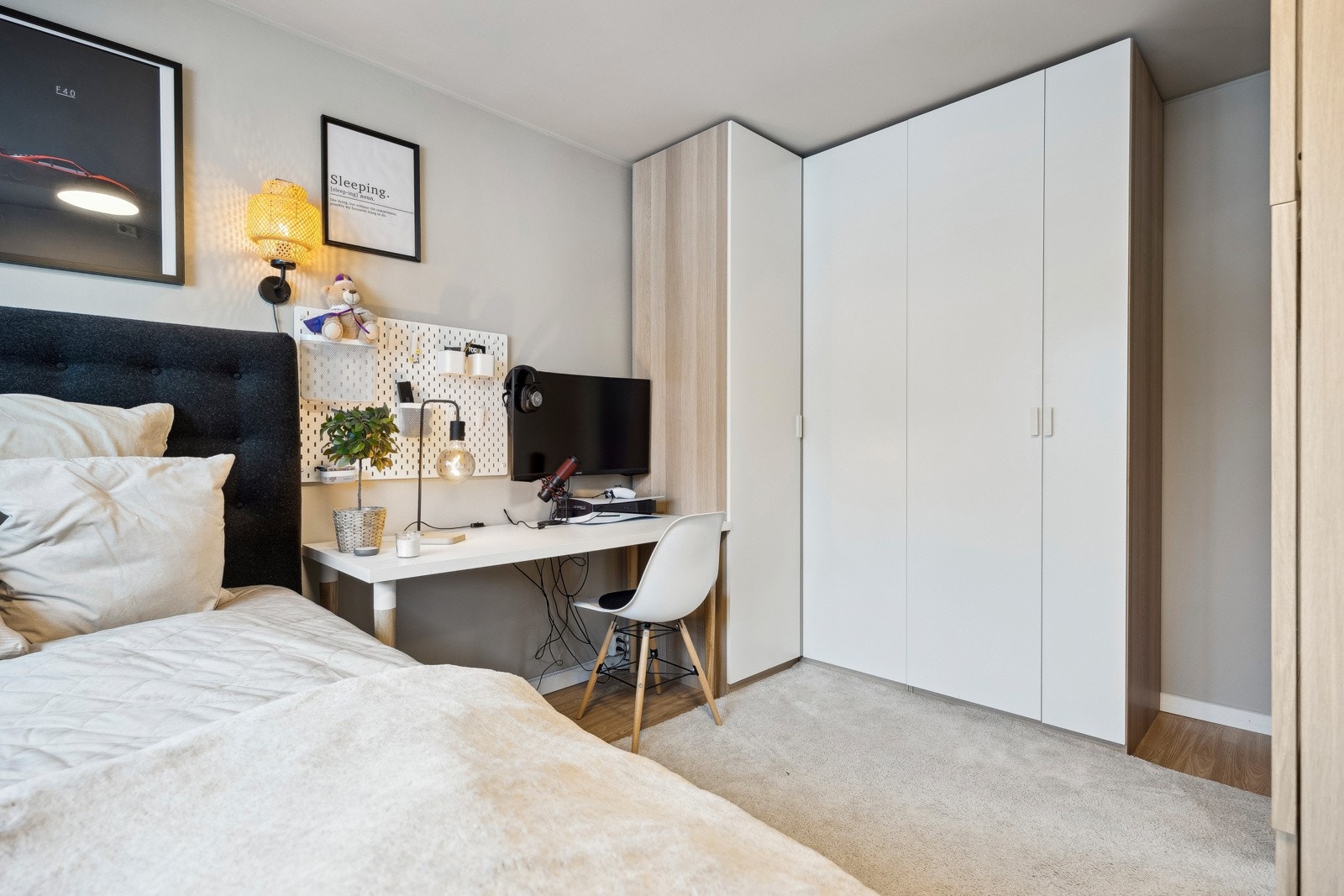 Her er det god plass til dobbeltseng, pult og garderobeløsning. Andre etasje har også varmepumpe man kan bruke til å både avkjøle og varme opp etter behov. Galleribilde