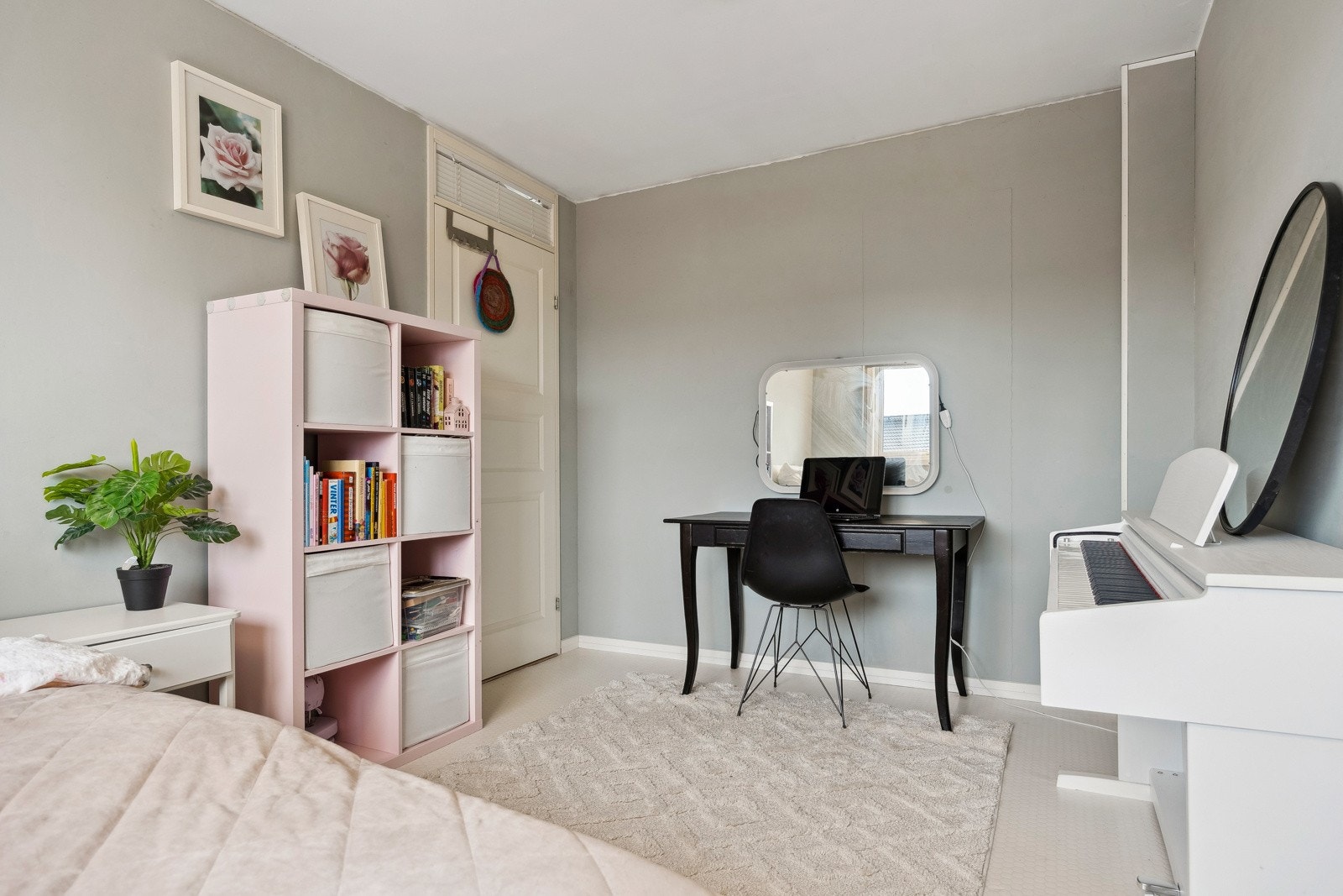 Smarte oppbevaringsløsninger og delikate farger skaper en innbydende følelse. Galleribilde