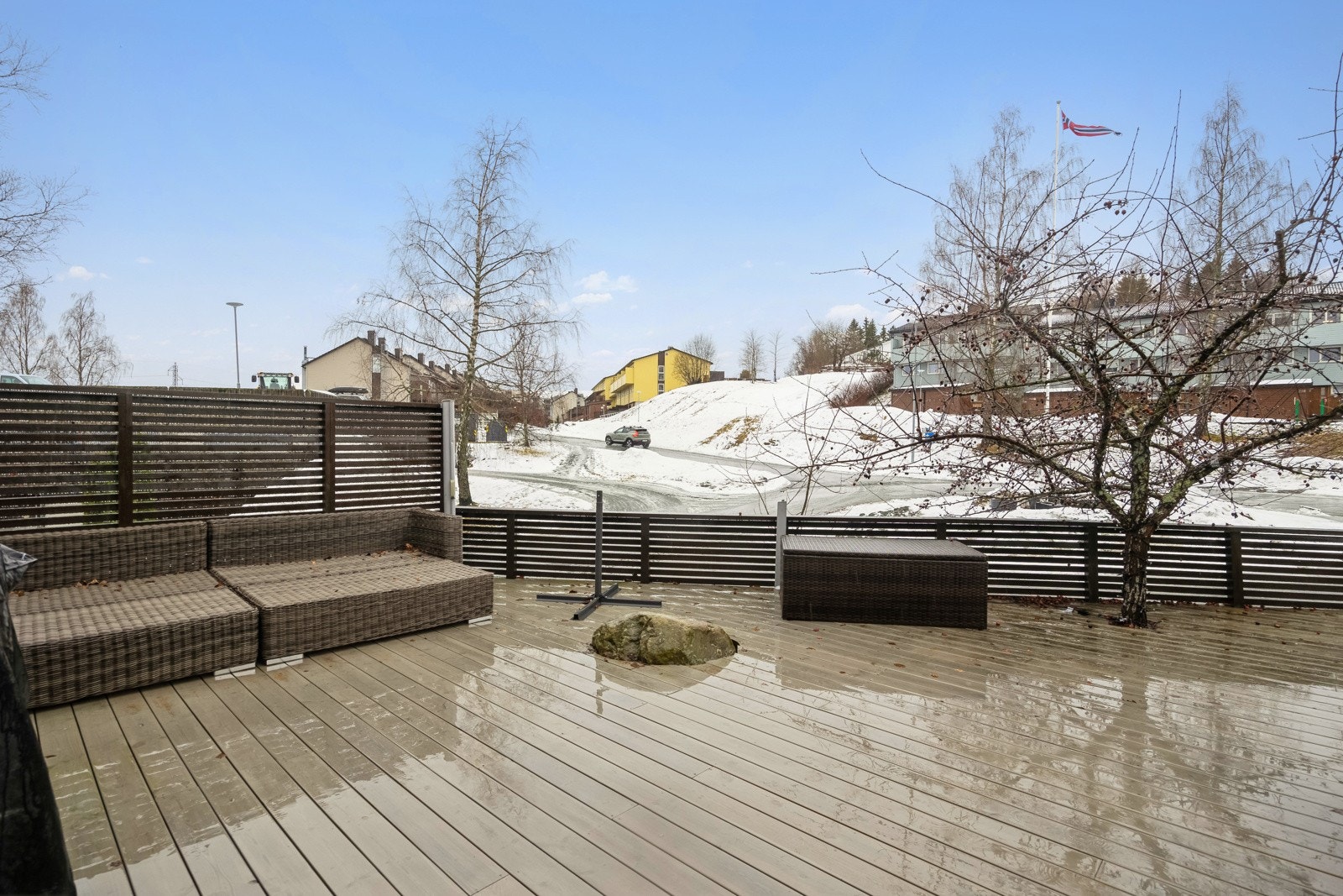 Her kan man nyte solen i flotte omgivelser mens barna leker rundt om. Galleribilde