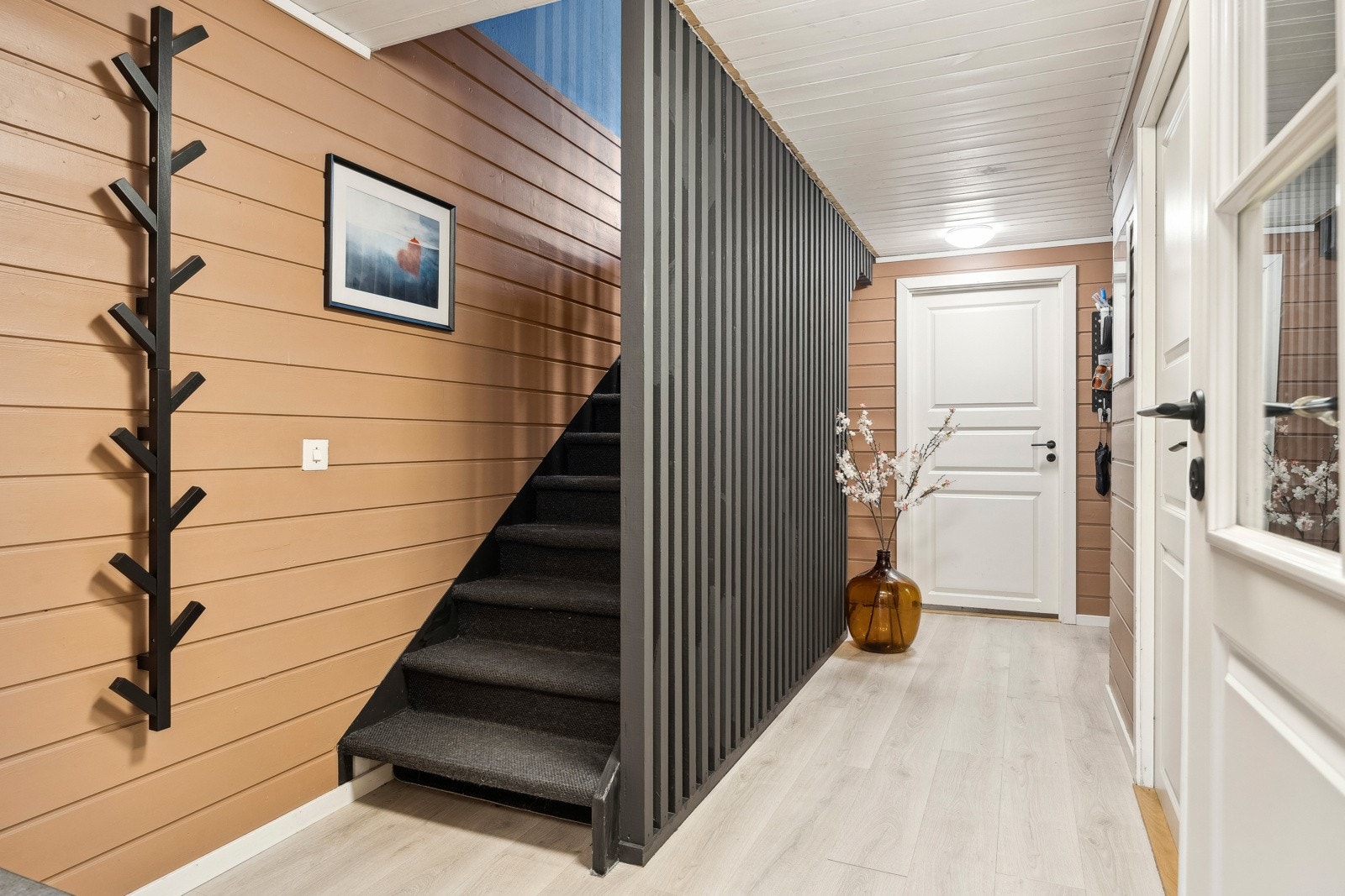 I underetasjen er det entrè / gang, wc, soverom, vaskerom og garderobe. Hele underetasjen har varme i gulvet for en behagelig temperatur året rundt. Galleribilde