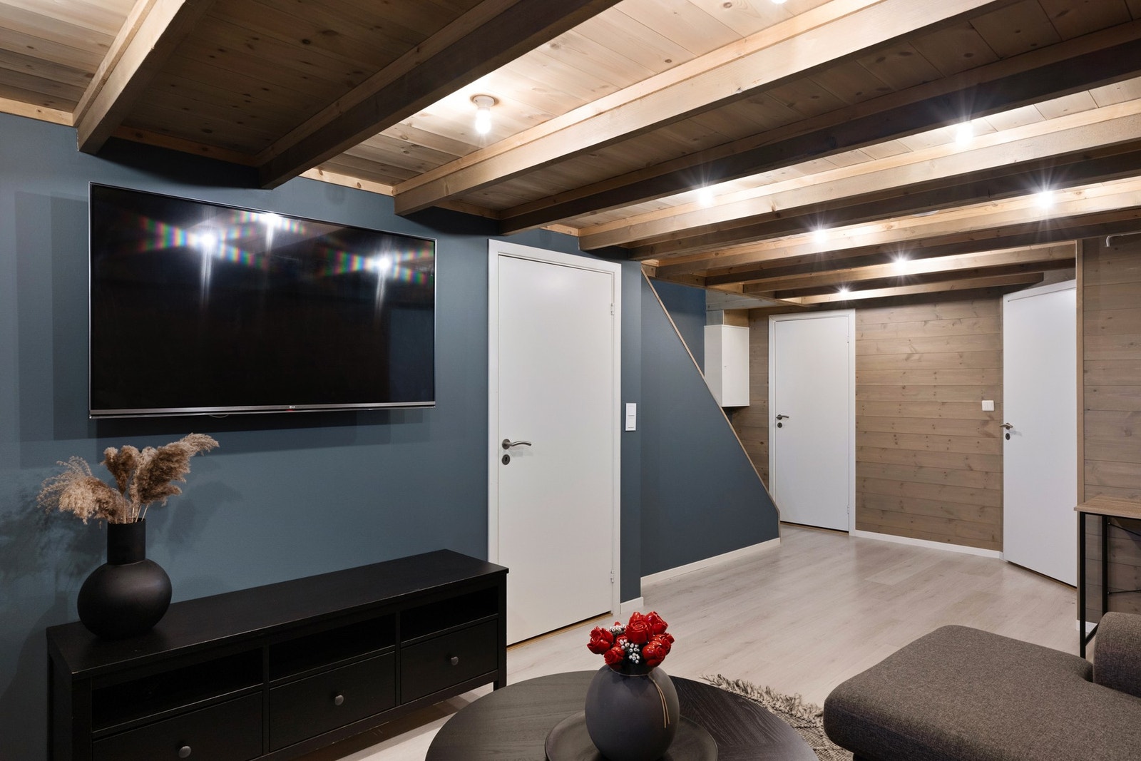 Rom i kjeller. Det presiseres at det ikke er godkjent rom for varig opphold. Galleribilde