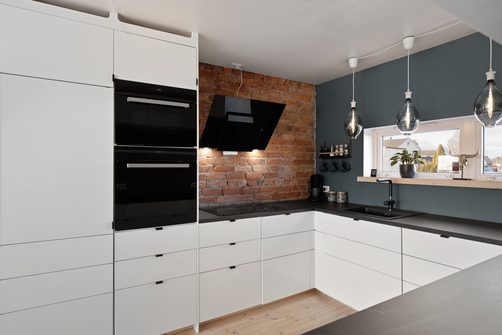 Kjøkkenet er moderne med slette fronter, benkeplate av laminat og integrerte hvitevarer. Galleribilde