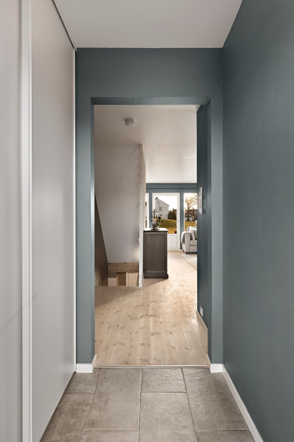 Entré med skyvedørsgarderobe. Galleribilde