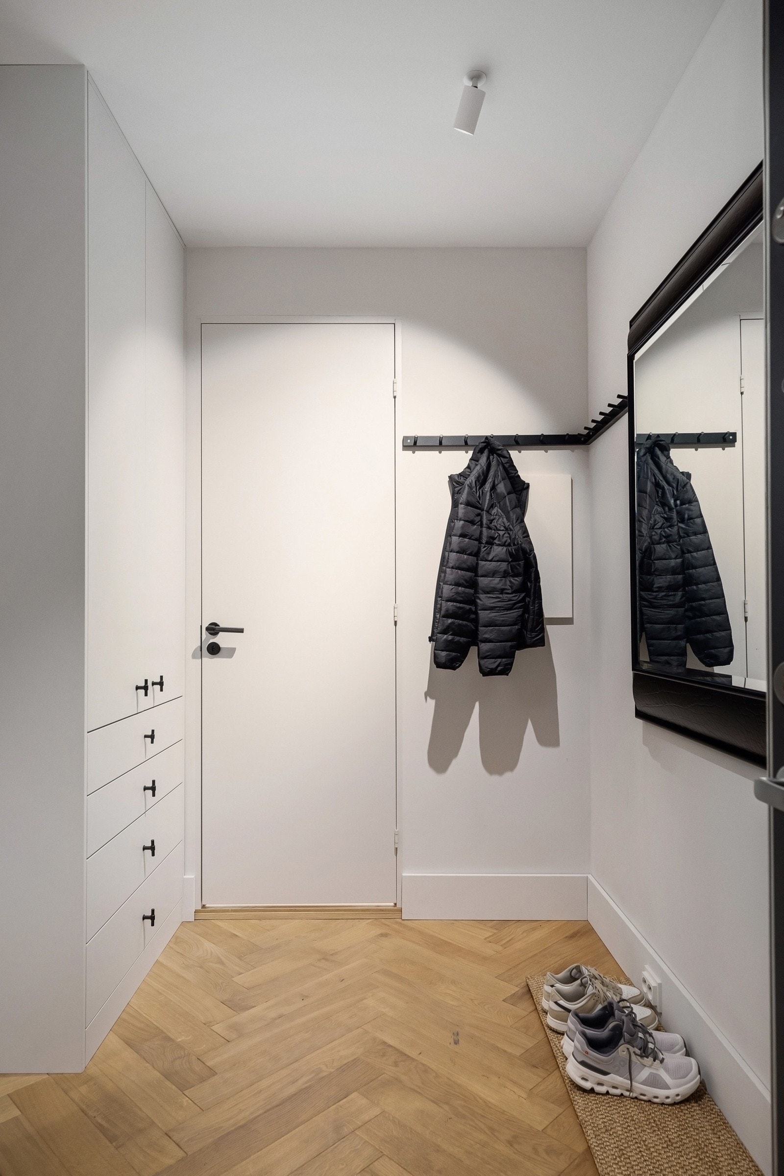 Lagringsplass i to plassbygde garderobeskap - To disponible boder beliggende i kjeller og på loft. Galleribilde