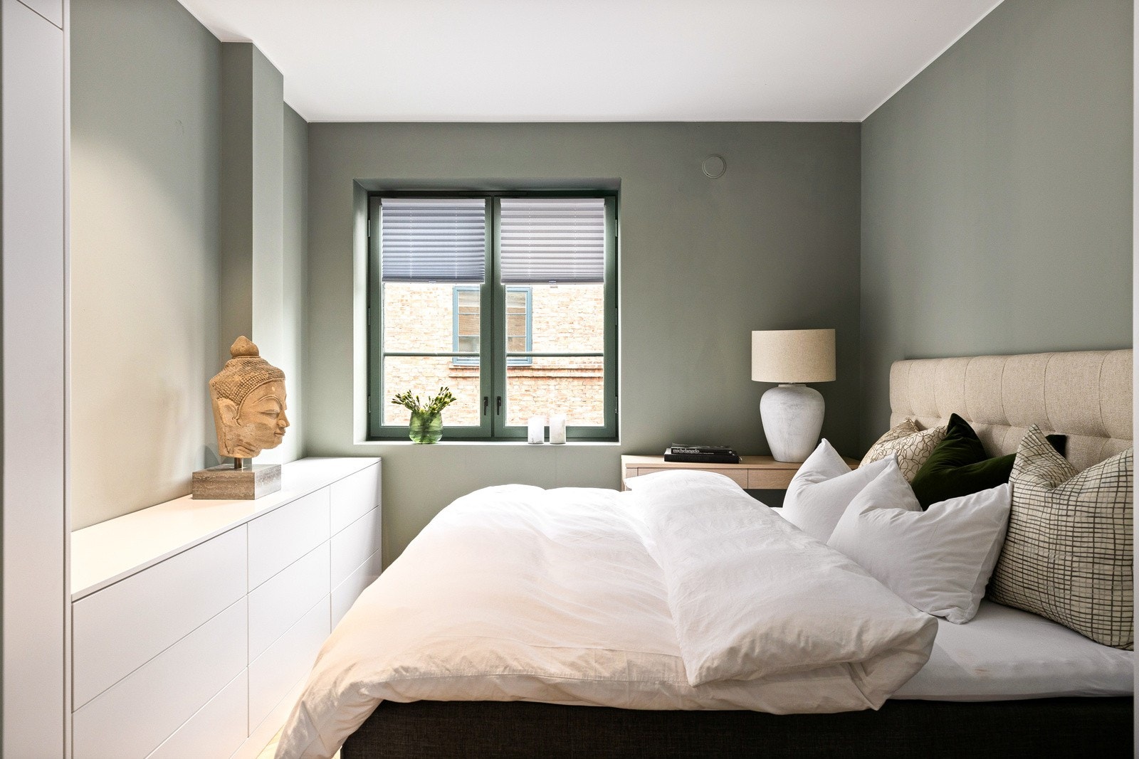Soverom med plassbygget gardeorobe på to sider. Galleribilde