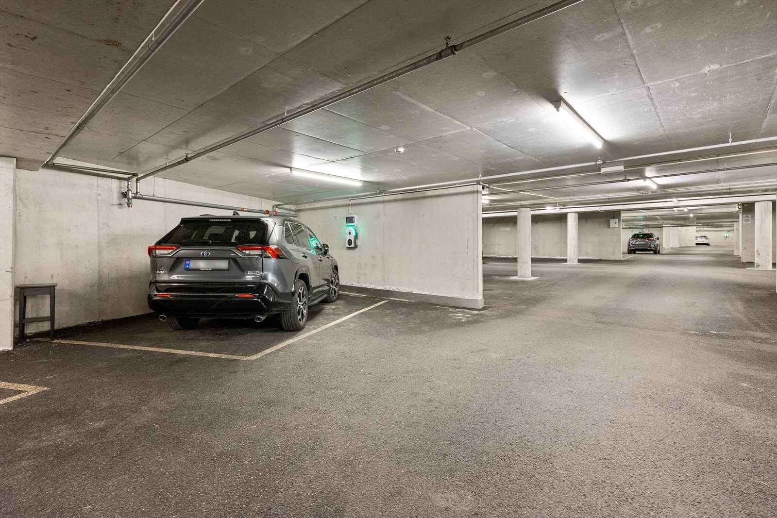 Bra plassering på parkeringsplass med lader. Galleribilde