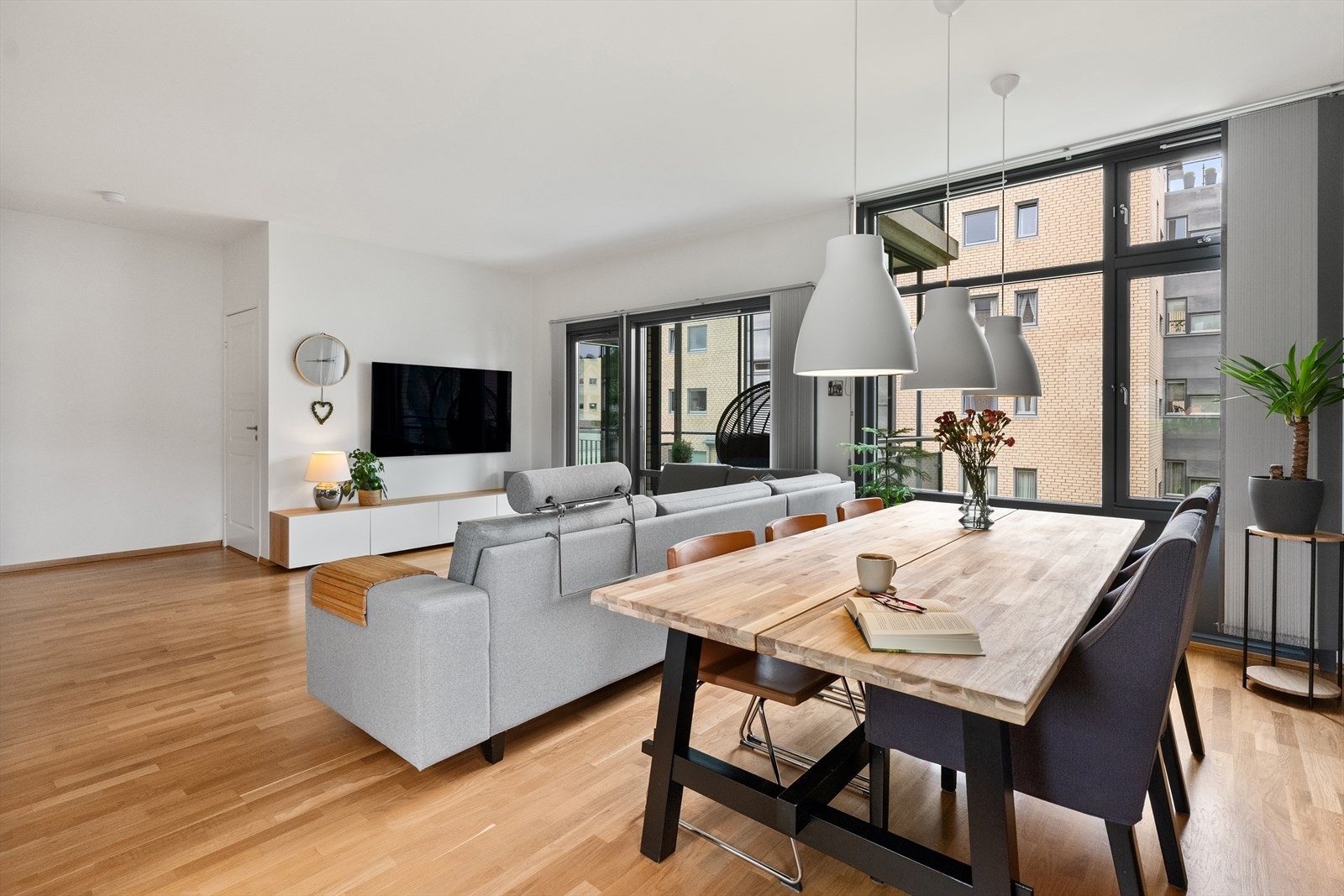 Spiseplass i stuen. Galleribilde